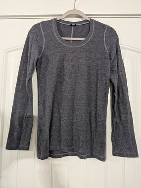 Monrow Classic Textured Tri-Blend Fitted Long Sleeve Crew neck Shirt